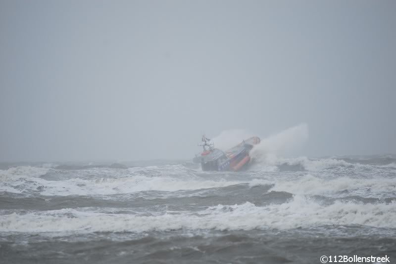 KNRM Katwijk oefent bij harde wind en hoge golven