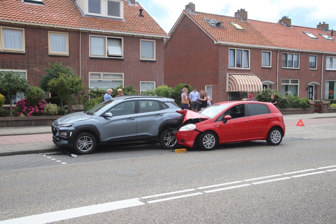 Auto ramt geparkeerde auto's Parklaan Katwijk