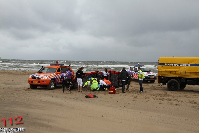 Kiter hard gevallen op strand Katwijk