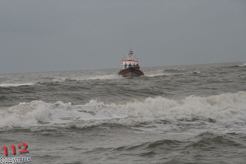 NRB en KNRM assisteren bij aankomst André Kuipers strand Noordwijk