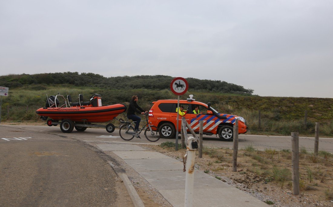 Vrouw in zee gered door KNRM Katwijk