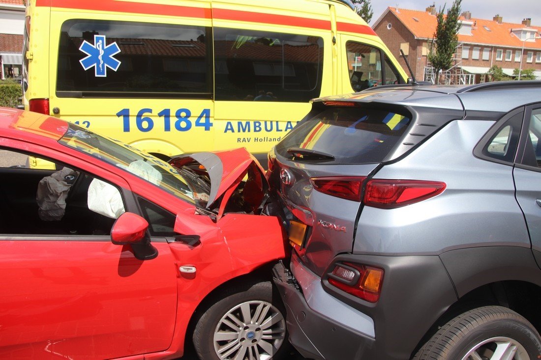 Auto ramt geparkeerde auto's Parklaan Katwijk