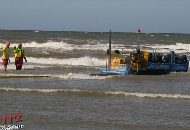 Inzet  NRB en KNRM  voor vastgelopen rupsvoertuig Langevelderslag Noordwijk