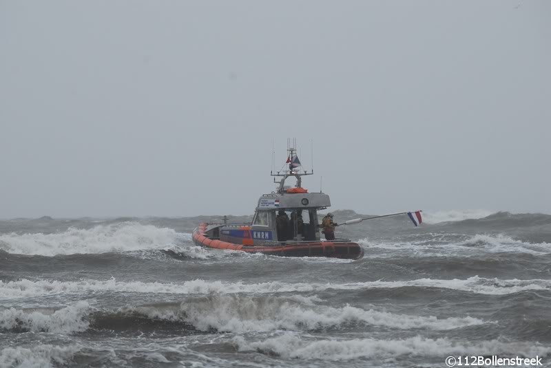 KNRM Katwijk oefent bij harde wind en hoge golven