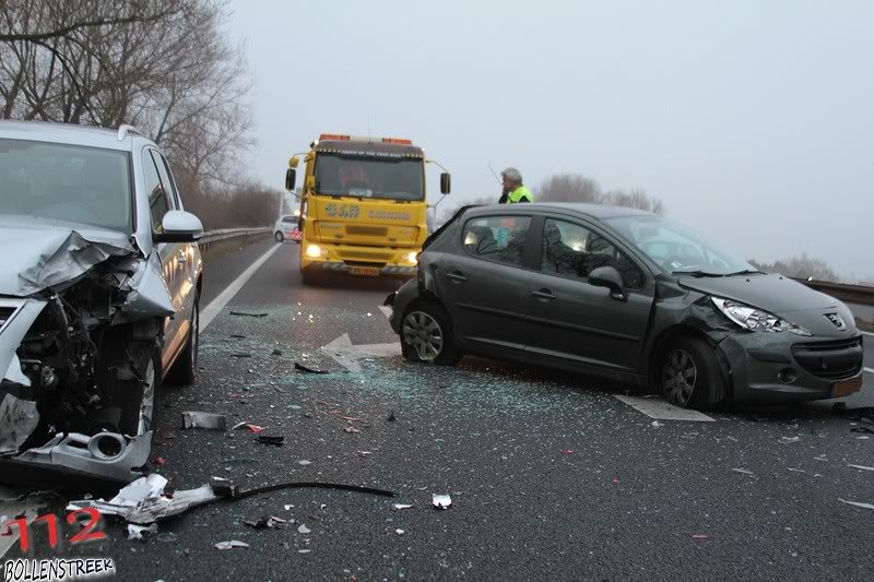 5 voertuigen botsen tegen elkaar A44 12,5 Sassenheim