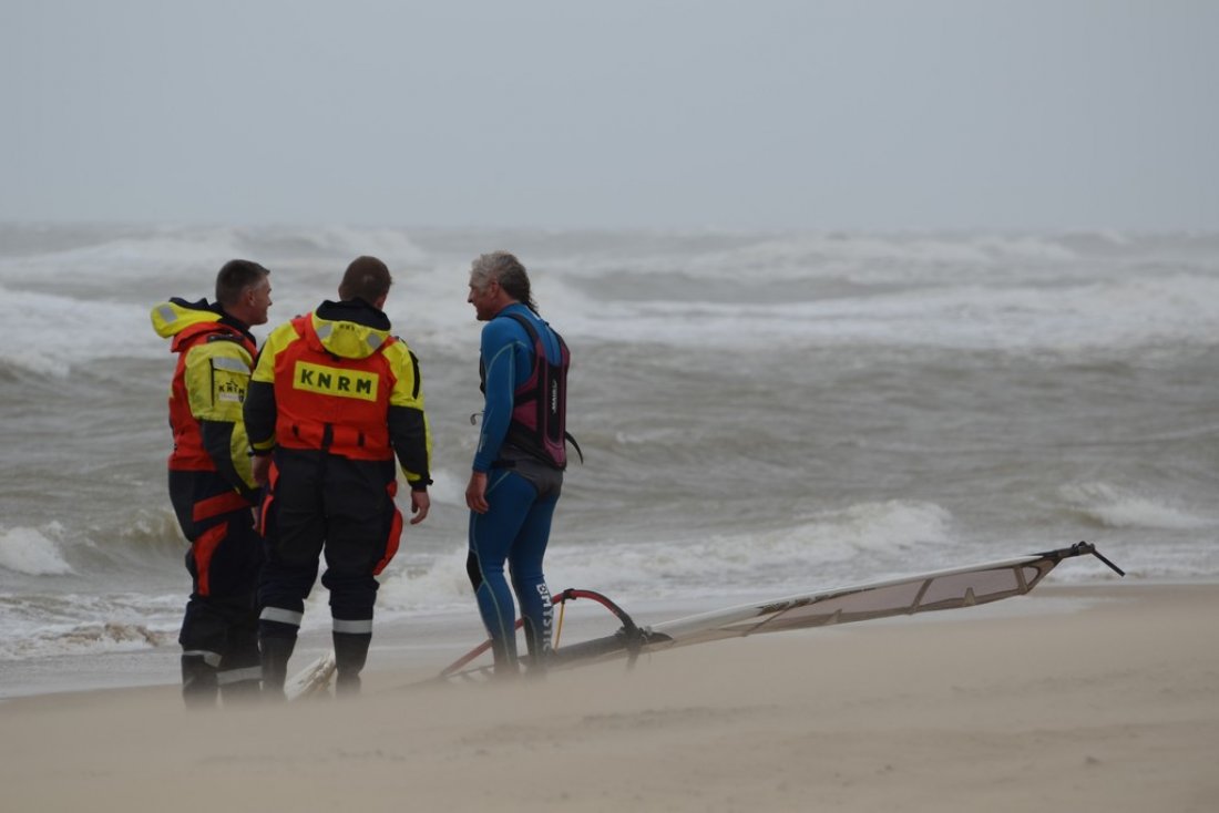 Kitesurfer in problemen Katwijk