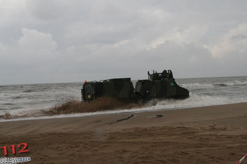 NRB en KNRM assisteren bij aankomst André Kuipers strand Noordwijk