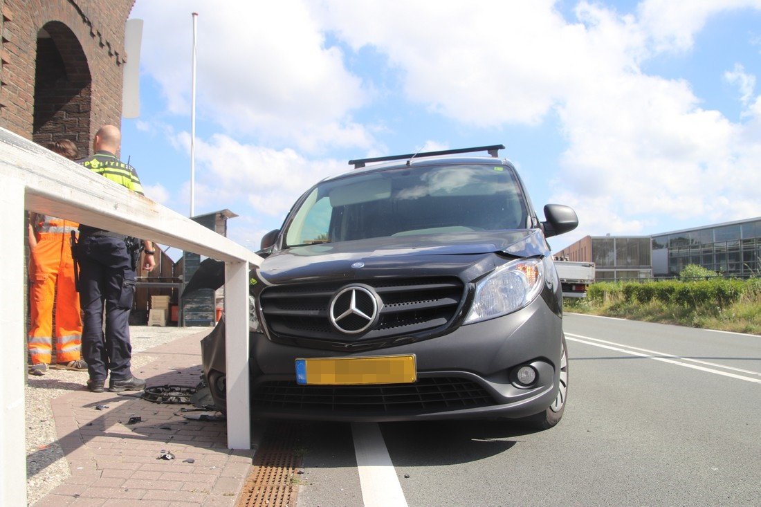 Auto klem tussen metalen afscheiding s'Gravendamseweg N443 Voorhout