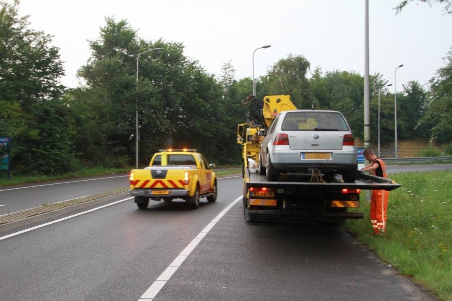 Auto vliegt uit bocht N206 Katwijk