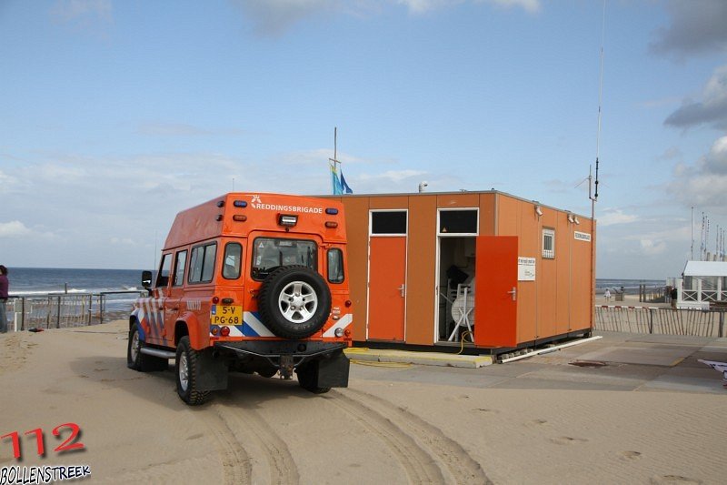 NRB en KNRM assisteren bij aankomst André Kuipers strand Noordwijk