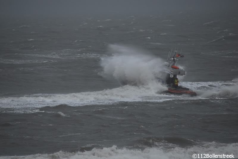 KNRM Katwijk oefent bij harde wind en hoge golven