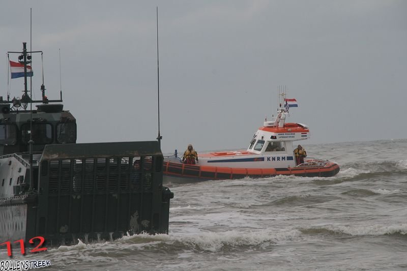 NRB en KNRM assisteren bij aankomst André Kuipers strand Noordwijk