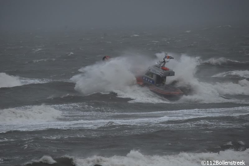 KNRM Katwijk oefent bij harde wind en hoge golven