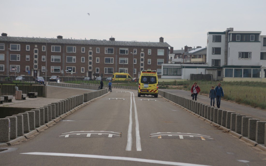 Vrouw in zee gered door KNRM Katwijk