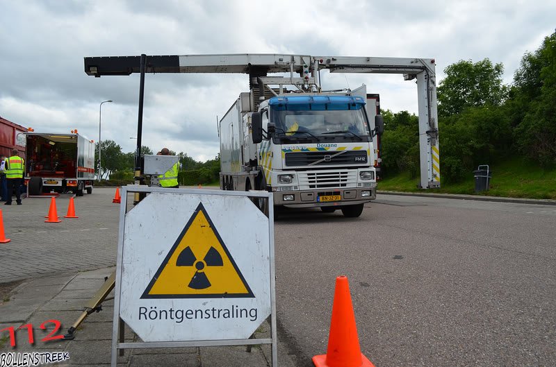 Grote vrachtwagen controle op parkeerplaats BP op de A44