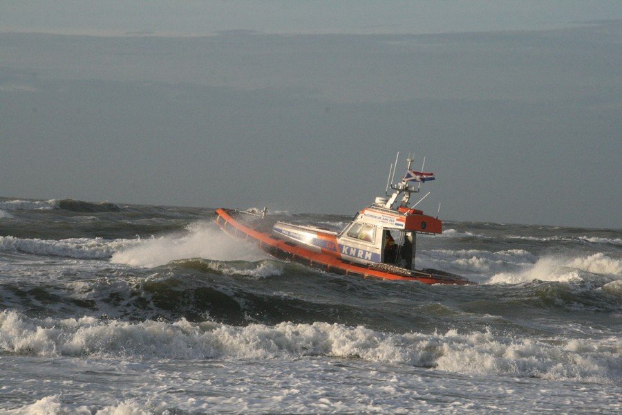 Surfer in problemen  Katwijk