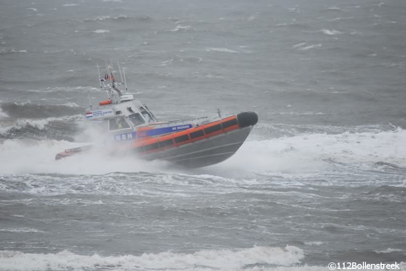 KNRM Katwijk oefent bij harde wind en hoge golven