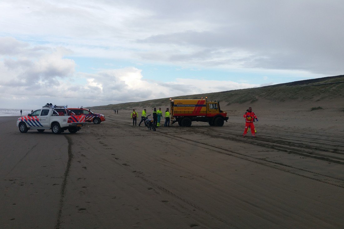 Man gewond na val op strand Katwijk