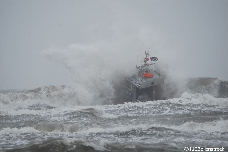 KNRM Katwijk oefent bij harde wind en hoge golven