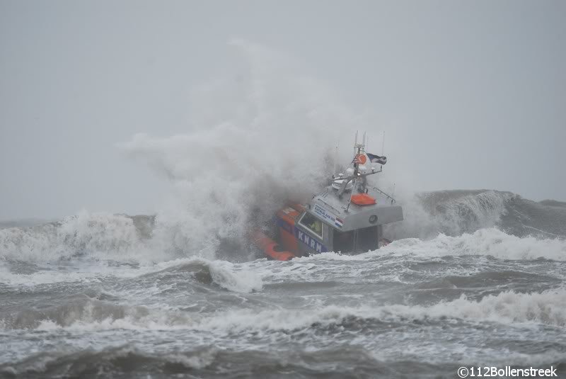 KNRM Katwijk oefent bij harde wind en hoge golven