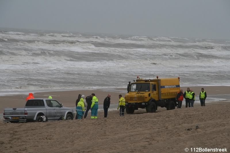 KNRM assistentie voor ambulance strand Noordwijk