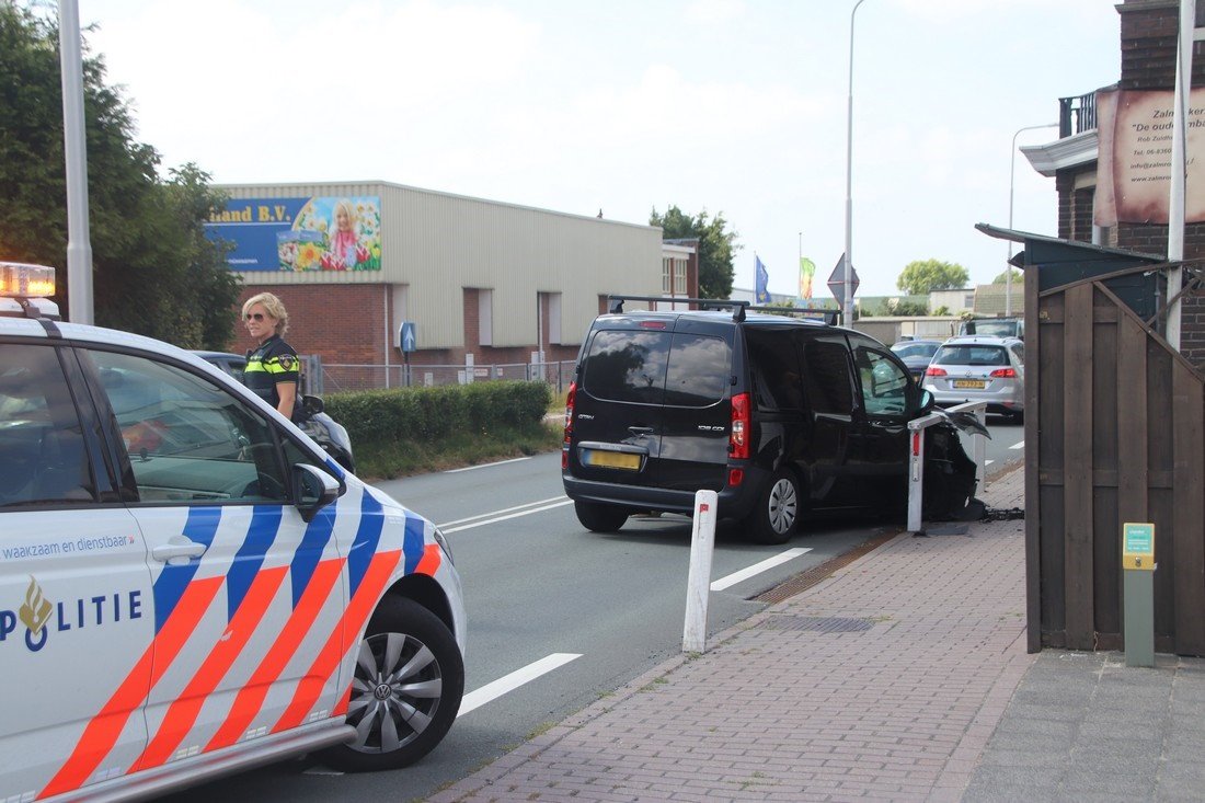 Auto klem tussen metalen afscheiding s'Gravendamseweg N443 Voorhout