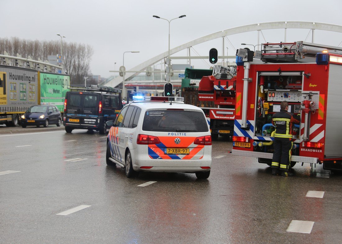 Auto te water Ir G Tjalmaweg N206 Oegstgeest