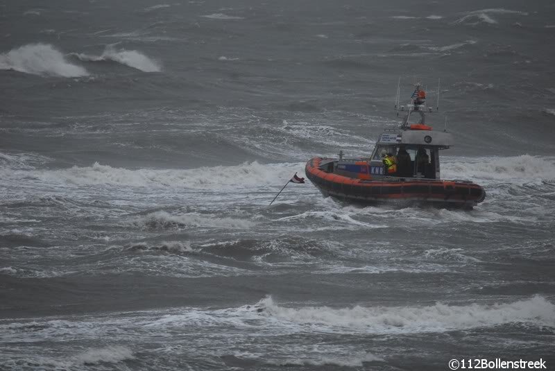 KNRM Katwijk oefent bij harde wind en hoge golven