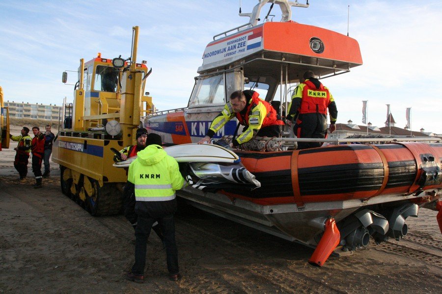 Surfer in problemen  Katwijk