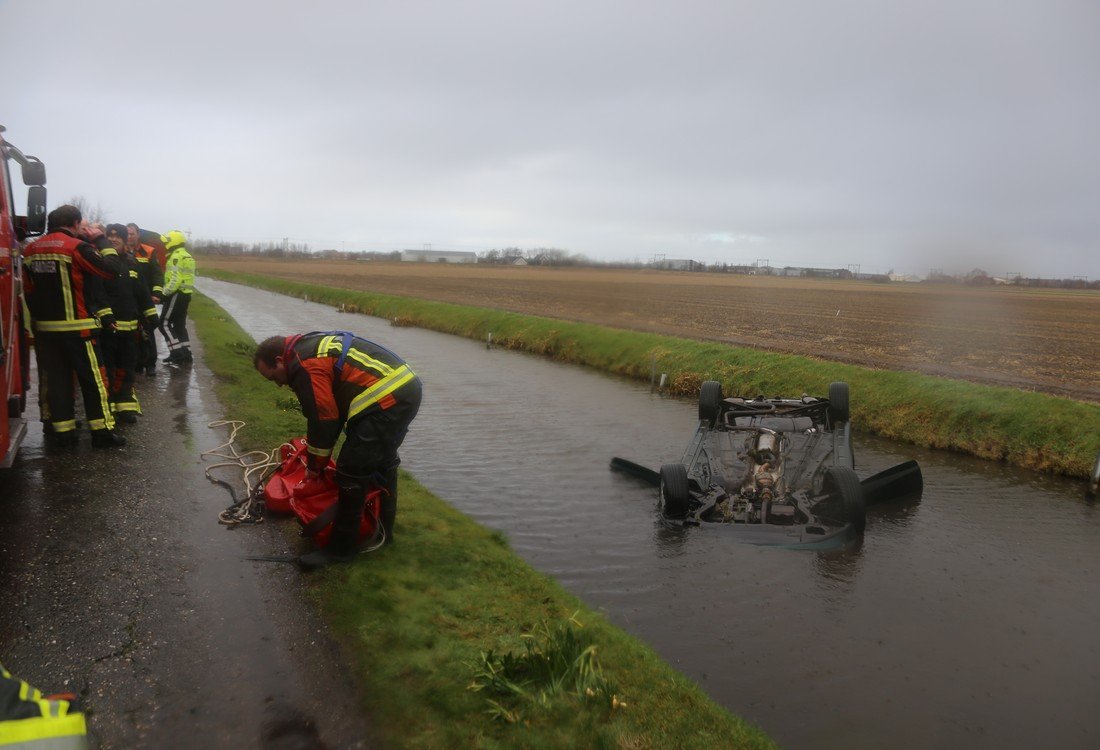 Auto te water Berg en Daal Voorhout