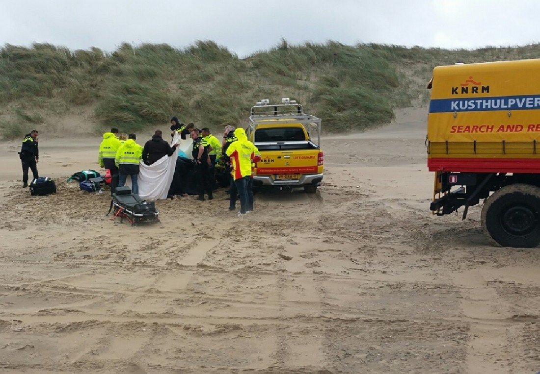 Inzet hulpdiensten voor medische noodsituatie op strand Katwijk