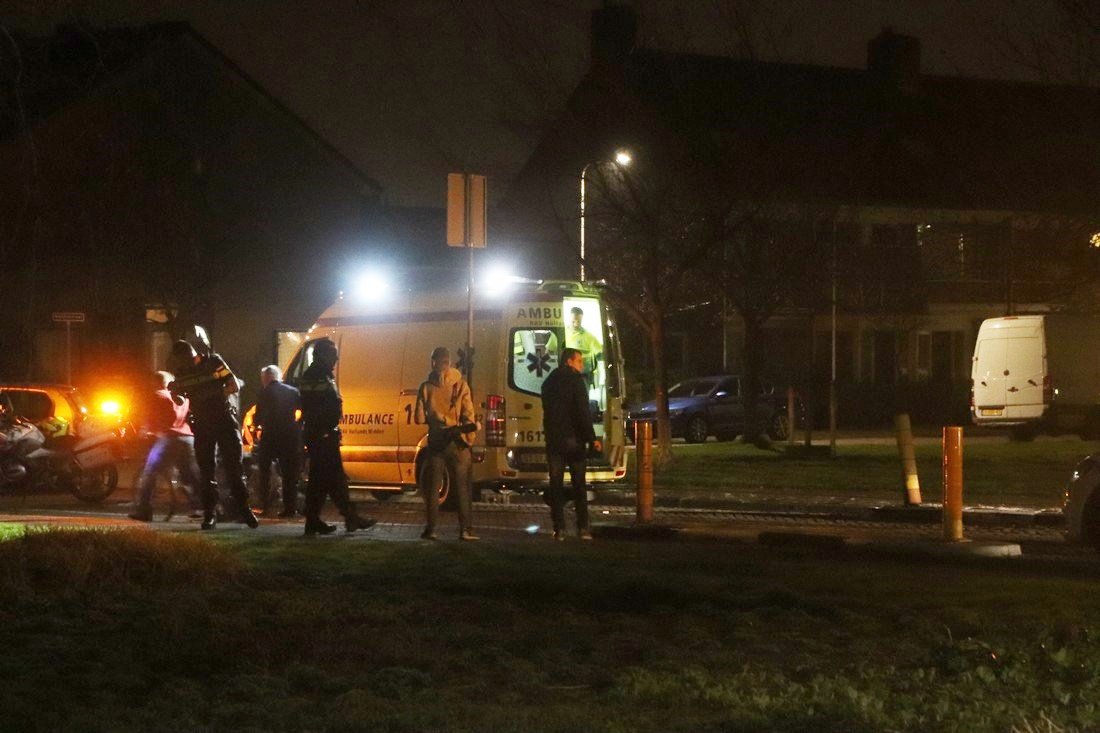 Vrouw rijdt tegen stoeprand en komt hard ten val Warmond