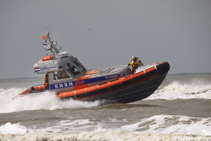 Surfer in problemen Katwijk