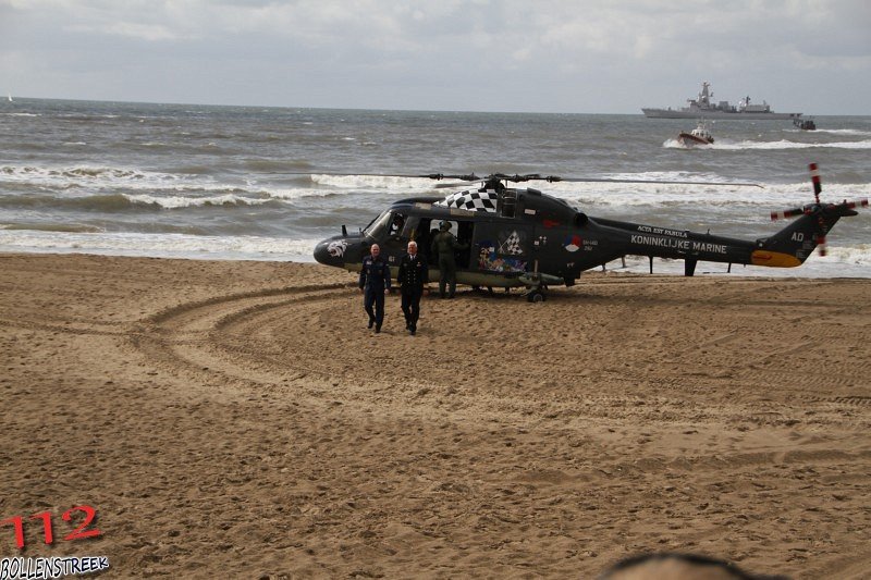 NRB en KNRM assisteren bij aankomst André Kuipers strand Noordwijk