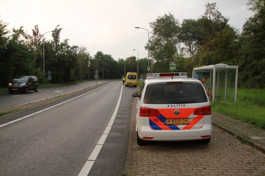 Auto vliegt uit bocht N206 Katwijk