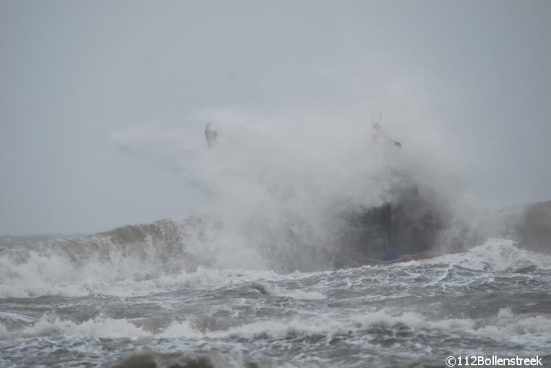 KNRM Katwijk oefent bij harde wind en hoge golven