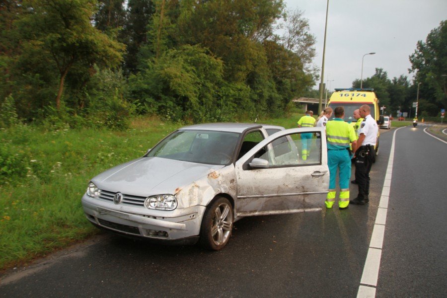 Auto vliegt uit bocht N206 Katwijk