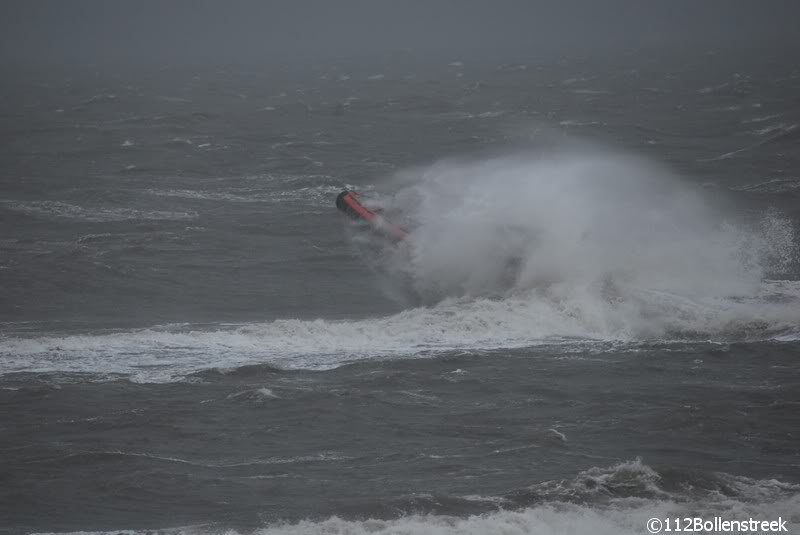 KNRM Katwijk oefent bij harde wind en hoge golven