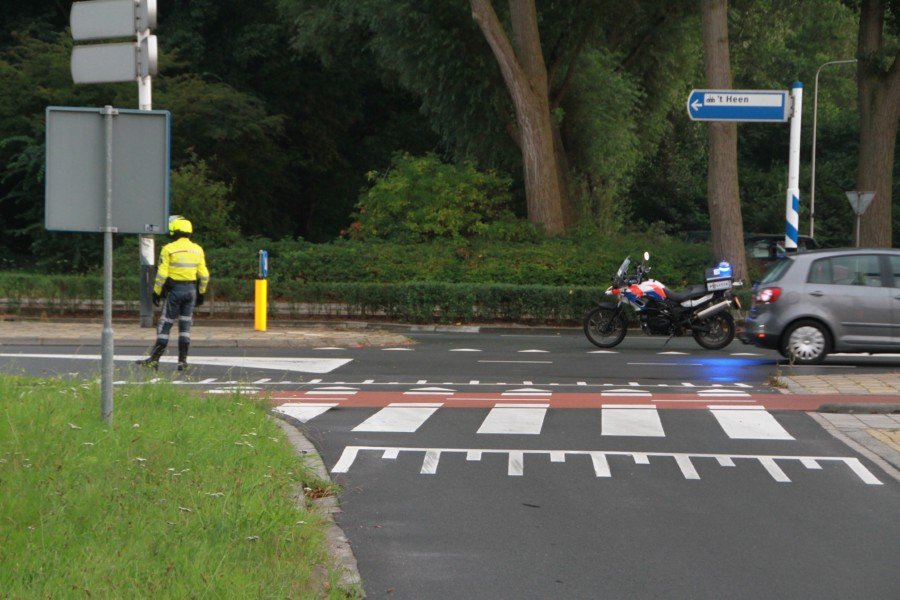 Auto vliegt uit bocht N206 Katwijk