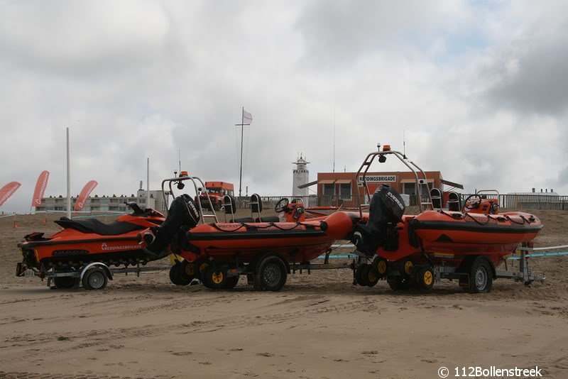 Interpolis deelt samen met de NRB 06-polsbandjes uit in Noordwijk