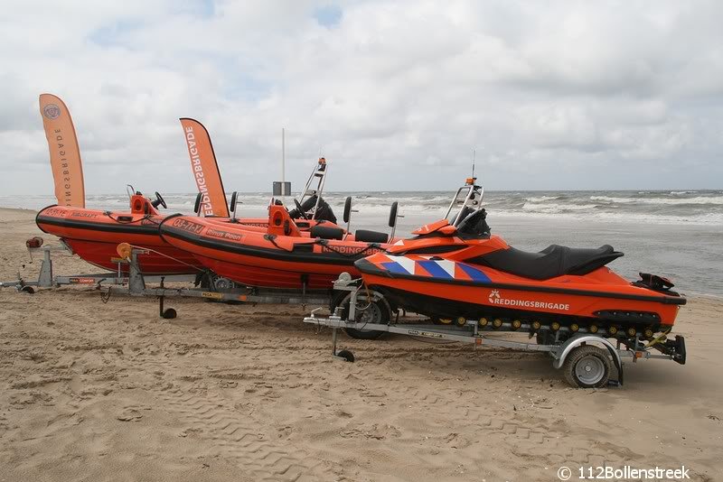 Interpolis deelt samen met de NRB 06-polsbandjes uit in Noordwijk