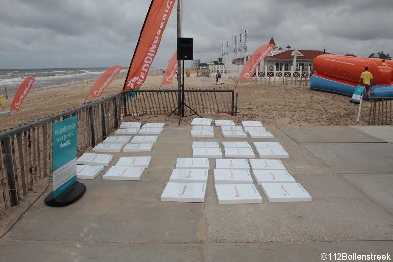 Interpolis deelt samen met de NRB 06-polsbandjes uit in Noordwijk