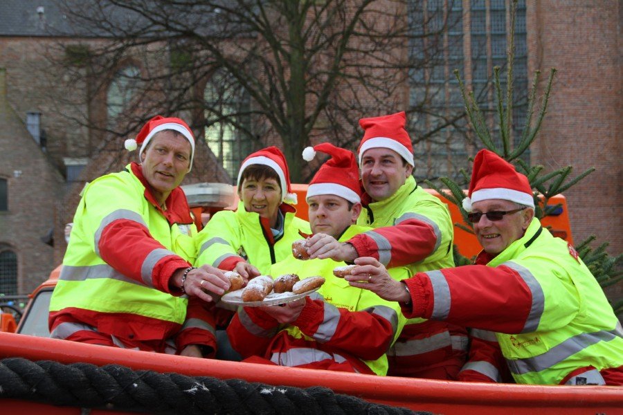 Kerstbomen verkoop gestart Jeroensplein voor goede doel