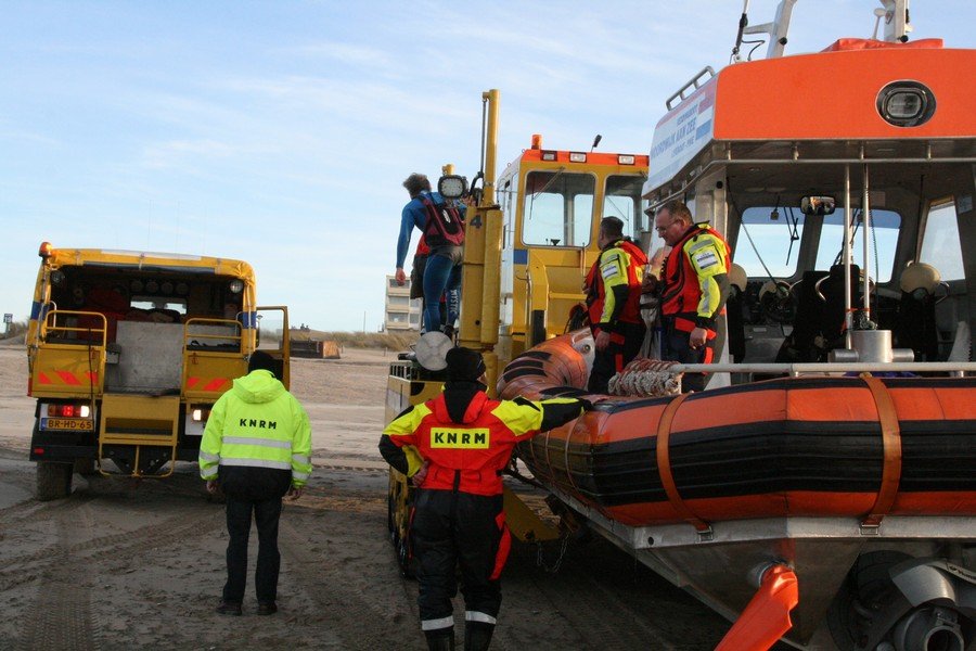 Surfer in problemen  Katwijk