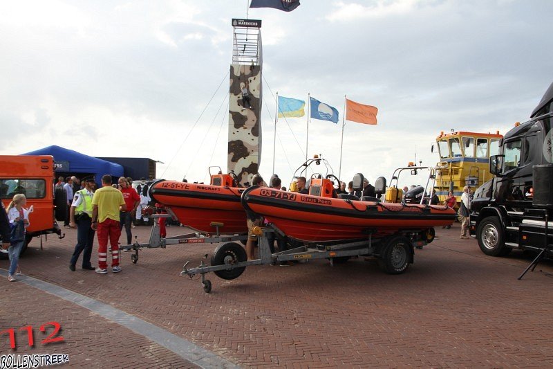 NRB en KNRM assisteren bij aankomst André Kuipers strand Noordwijk