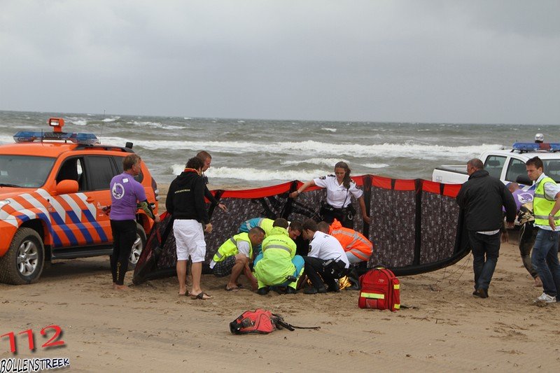 Kiter hard gevallen op strand Katwijk