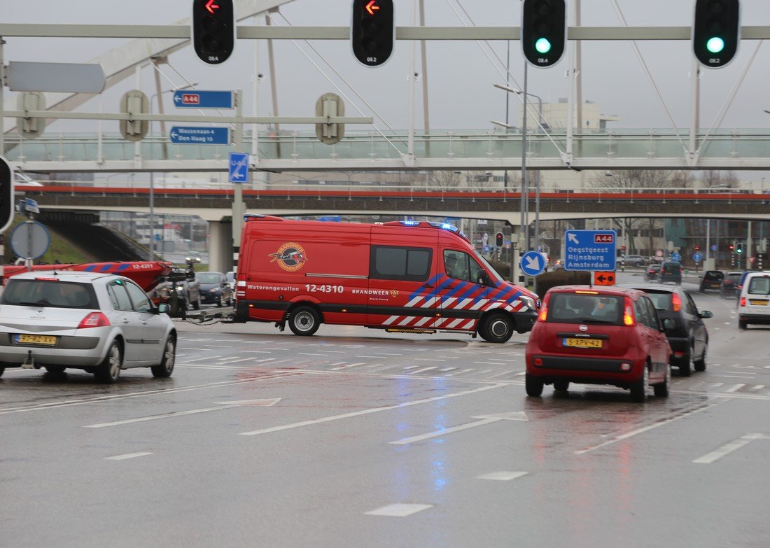 Auto te water Ir G Tjalmaweg N206 Oegstgeest
