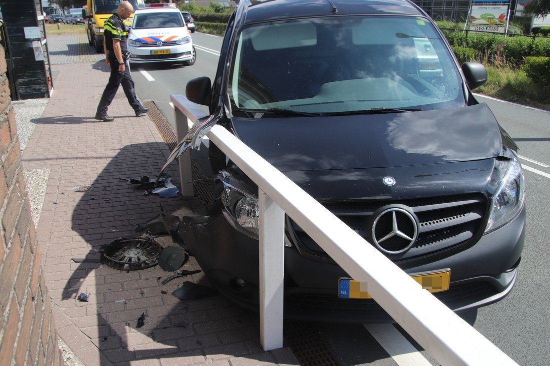 Auto klem tussen metalen afscheiding s'Gravendamseweg N443 Voorhout