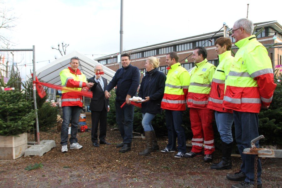 Kerstbomen verkoop gestart Jeroensplein voor goede doel