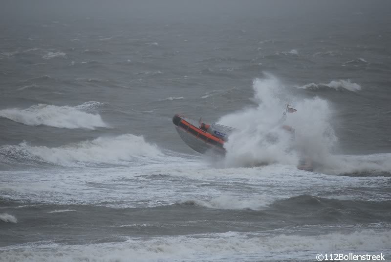 KNRM Katwijk oefent bij harde wind en hoge golven